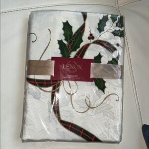 Lenox Holiday Nouveau 60" x 84"‎ Tablecloth